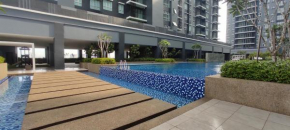 Bukit Rimau Apartment with Swimming pool View